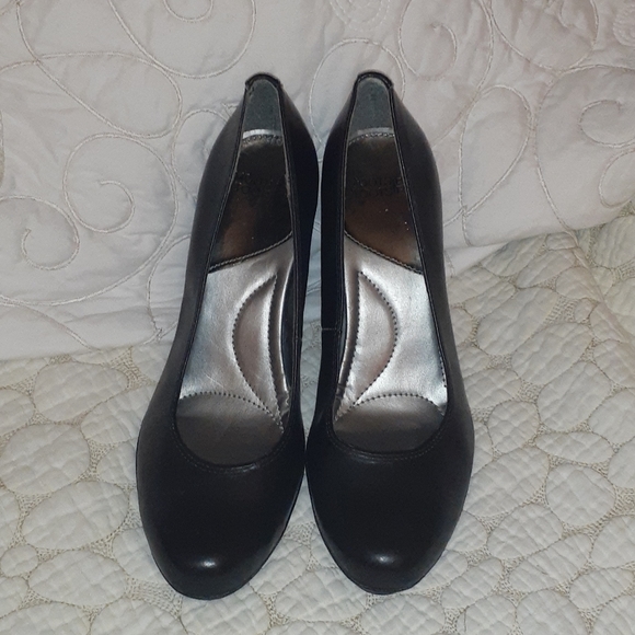 Black size 9 heels - Picture 2 of 8